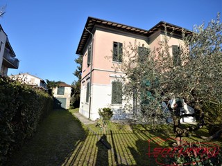 Villa in Vendita a Lucca, zona San Marco, 420'000€, 140 m², con Box