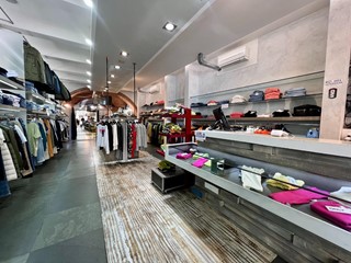 Immobile commerciale in Vendita a Pontedera, 229'000€, 86 m²