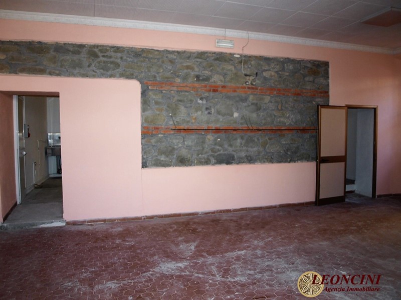 Negozio in Affitto a Villafranca in Lunigiana, 1'100€, 200 m²