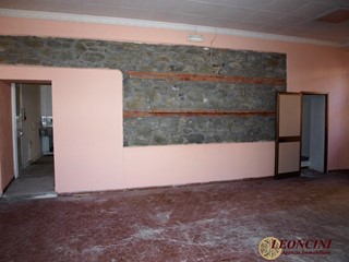 Negozio in Affitto a Villafranca in Lunigiana, 1'100€, 200 m²