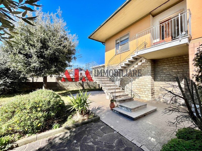 Villa in Vendita a Pontedera, zona Santa Lucia, 325'000€, 300 m², con Box