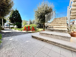 Villa in Vendita a Pontedera, zona Santa Lucia, 325'000€, 300 m², con Box