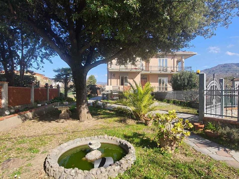 Casa Semi Indipendente in Vendita a Castelnuovo Magra, zona Colombiera, 360'000€, 150 m², con Box