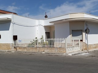 Villa in Vendita a Cellino San Marco, zona Via C. Battisti 72, 105'000&euro;, 180 m², con Box