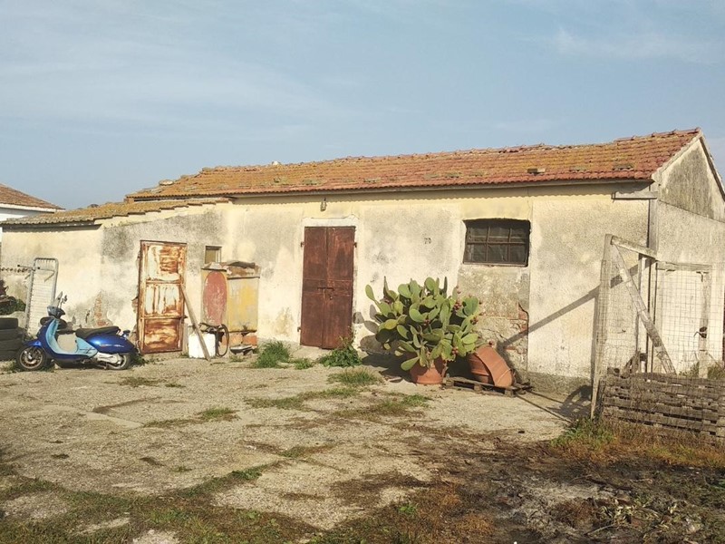 Capannone in Vendita a Grosseto, 270'000€, 400 m²