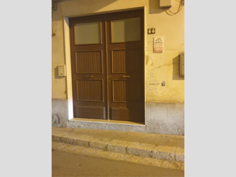 Appartamento in Vendita a Ragusa, zona Cappuccini, 45'000&euro;, 95 m², arredato