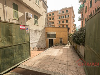 Capannone in Vendita a Genova, zona Sestri Ponente, 79'000€, 90 m²