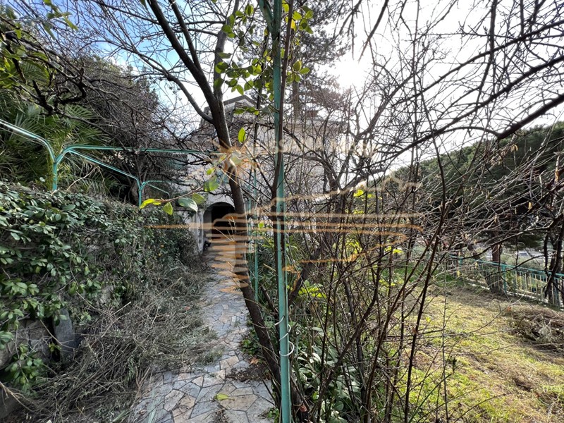 Casa Semi Indipendente in Vendita a Sanremo, zona Bussana, 230'000&euro;, 180 m²