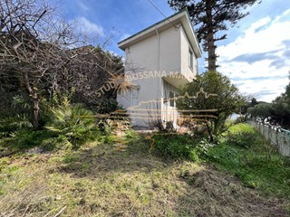 Casa Semi Indipendente in Vendita a Sanremo, zona Bussana, 230'000&euro;, 180 m²