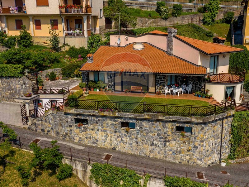 Villa in Vendita a Fonteno, 649'000€, 350 m², arredato