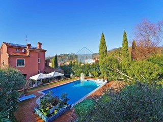 Villa in Vendita a Sarzana, 850'000&euro;, 330 m², arredato