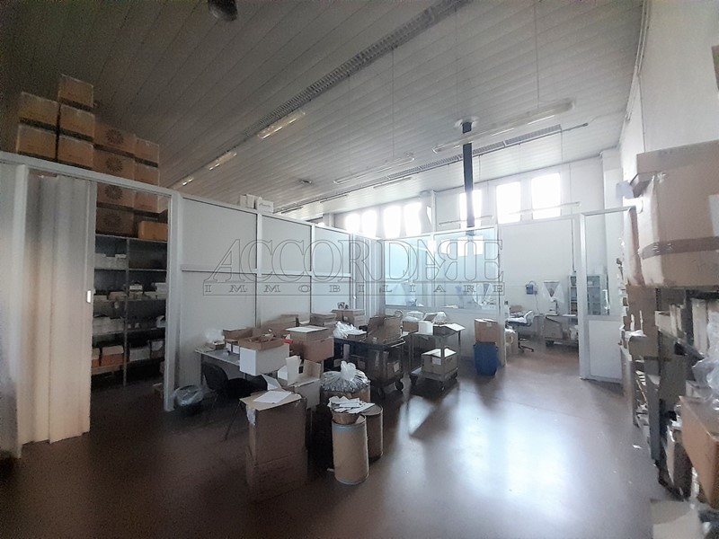 Capannone in Vendita a Mestrino, 600'000€, 900 m²