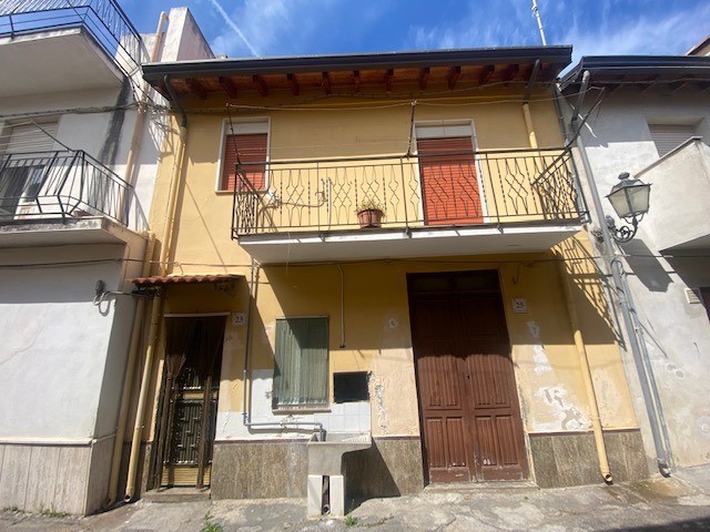 Casa Indipendente in Vendita a Barcellona Pozzo di Gotto, 35'000€, 105 m²