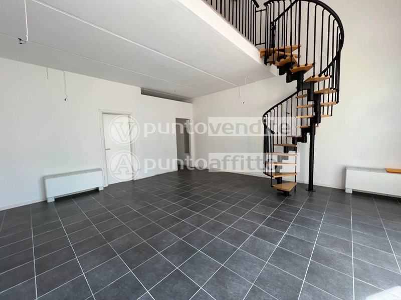 Immobile commerciale in Affitto a Lucca, zona San Concordio Contrada, 950€, 70 m²