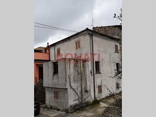 Trilocale in Vendita a Podenzana, zona Montedivalli, 75'000€, 60 m², arredato