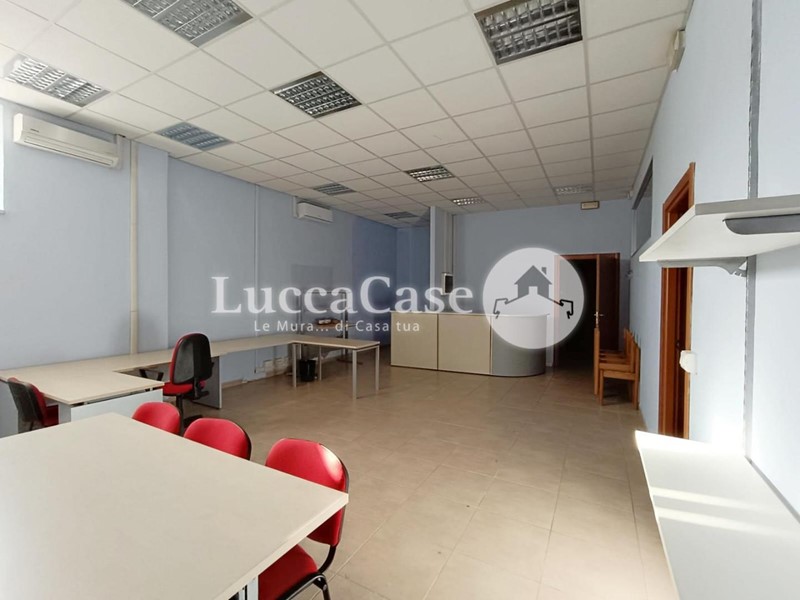 Ufficio in Affitto a Lucca, zona San Filippo, 1'200€, 140 m²