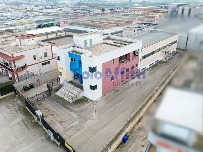 Capannone in Affitto a Barletta, 880'000€, 1300 m²