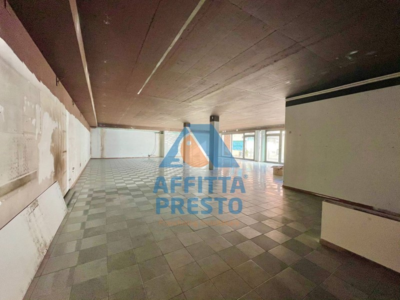 Attività commerciale in Affitto a Lucca, zona Lucca fuori mura, 5'000€, 330 m²