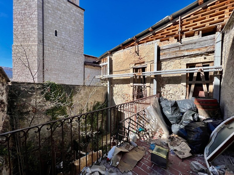 Casa Indipendente in Vendita a L'Aquila, zona Centro storico, 385'000€, 179 m²