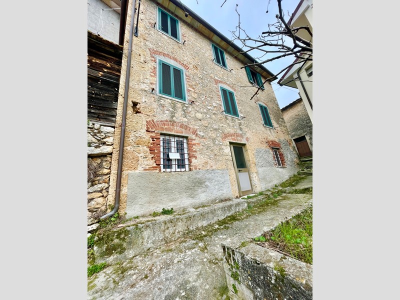 Casa Indipendente in Vendita a Pietrasanta, zona Capezzano Monte, 180'000€, 135 m²