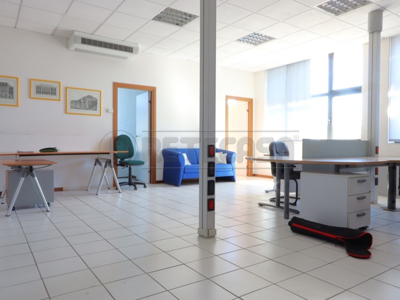 Ufficio in Affitto a Monticello Conte Otto, 950€, 136 m², arredato