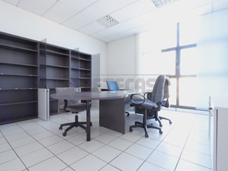 Ufficio in Affitto a Monticello Conte Otto, 950€, 136 m², arredato