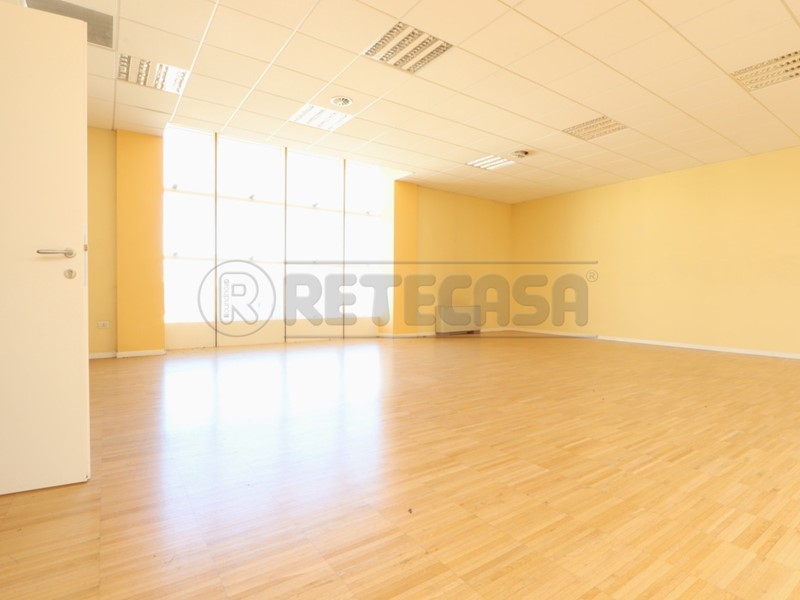 Ufficio in Affitto a Dueville, 2'000€, 296 m²