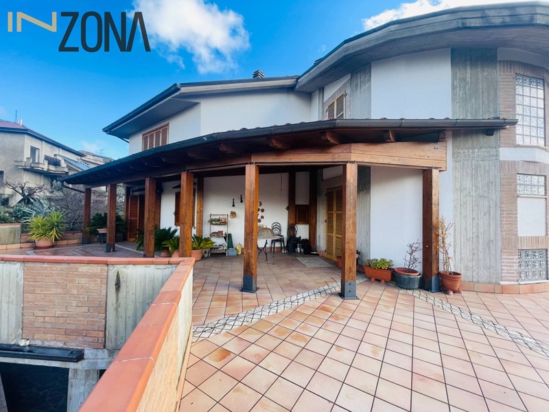 Villa in Vendita a Teramo, zona Semicentro, 329'000€, 490 m²