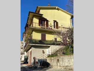 Casa Indipendente in Vendita a Lamporecchio, 250'000€, 300 m²