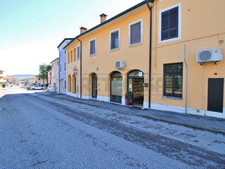 Attività commerciale in Vendita a Zermeghedo, 125 m², arredato