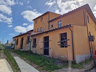 Casa Semi Indipendente in Vendita a Casciana Terme Lari, zona Perignano, 200'000€, 425 m²