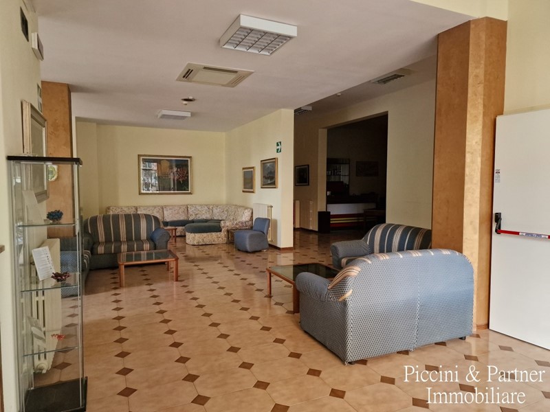 Attività commerciale in Vendita a Chianciano Terme, 480'000€, 1790 m²
