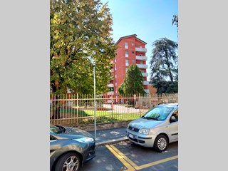 Trilocale in Vendita a Milano, zona Mecenate, Ungheria, 270'000€, 80 m², arredato