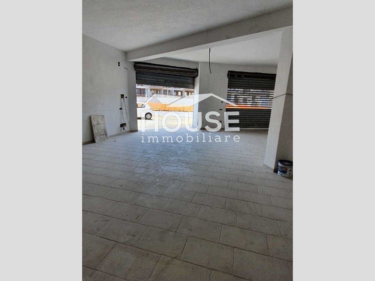 Immobile commerciale in Vendita a Paternò, 125'000€
