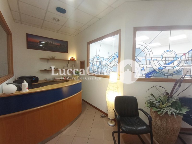 Ufficio in Affitto a Lucca, zona Arancio, 1'000€, 100 m²