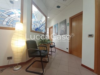 Ufficio in Affitto a Lucca, zona Arancio, 1'000€, 100 m²