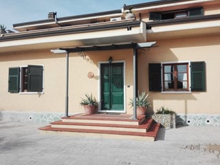 Villa in Vendita a Carrara, 550'000€, 200 m², arredato