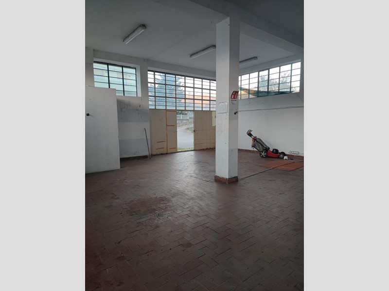 Capannone in Affitto a Villafranca in Lunigiana, 1'000€, 153 m²