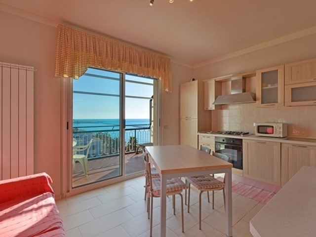 Bilocale in Affitto a San Bartolomeo al Mare, 1'200€, 70 m², arredato