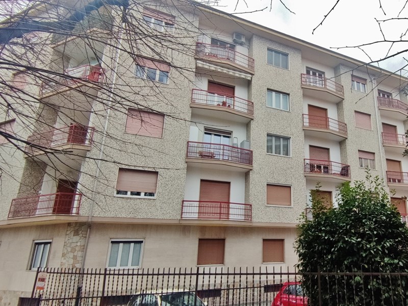 Trilocale in Vendita a Asti, zona centro, 40'000&euro;, 83 m², con Box