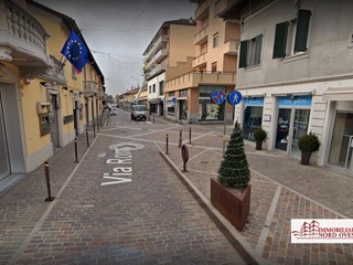 Negozio in Affitto a Magenta, 1'000€, 80 m²