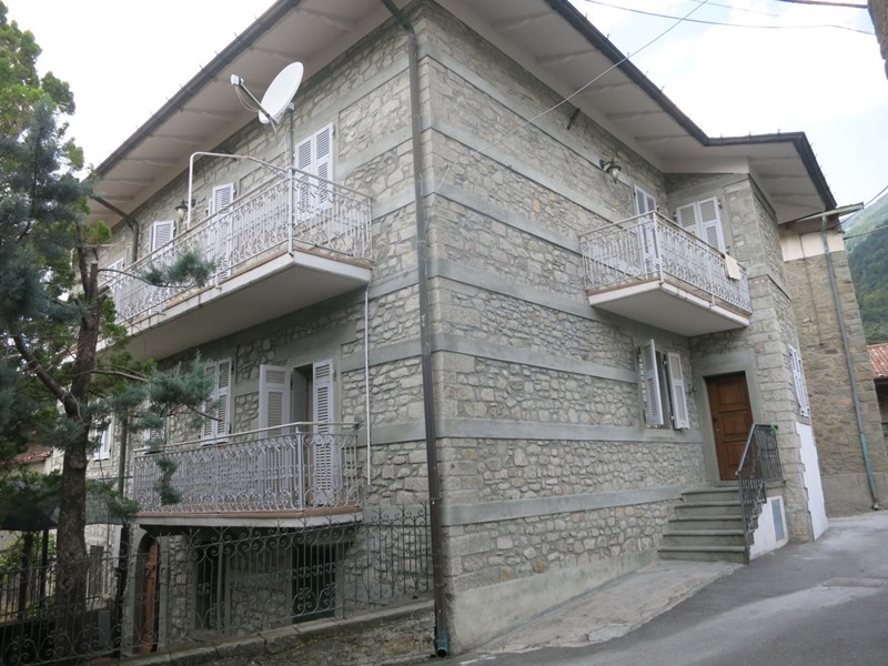 Casa Indipendente in Vendita a Comano, 205'000€, 285 m²