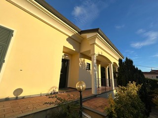 Casa Indipendente in Vendita a Sarzana, 450'000&euro;, 184 m², con Box