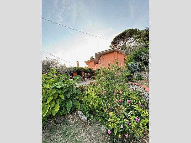 Casa Indipendente in Vendita a Fosdinovo, zona Giucano, 700'000€, 280 m², con Box