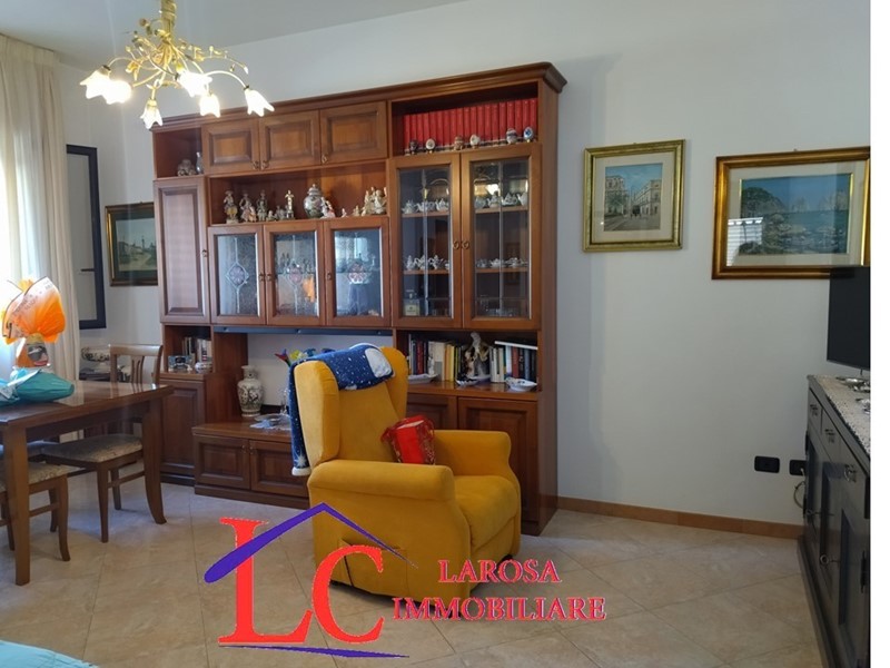 Appartamento in Vendita a Lizzanello, 100'000€, 80 m², con Box