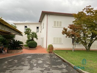 Immobile commerciale in Affitto a Seravezza, zona Querceta, 2'000€, 85 m²