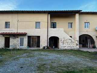 Casale in Vendita a Casciana Terme Lari, 300'000€, 480 m²
