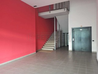 Capannone in Affitto a Dueville, 500€, 300 m²