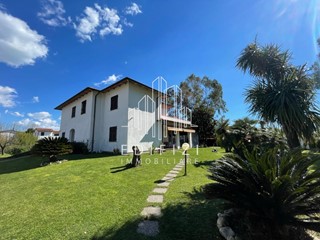 Villa in Vendita a Carrara, zona Marina di Carrara, 790'000€, 300 m²