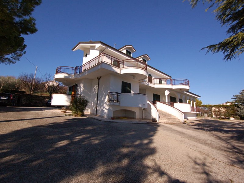 Villa in Vendita a Fermo, zona Campagna, 650'000€, 680 m²